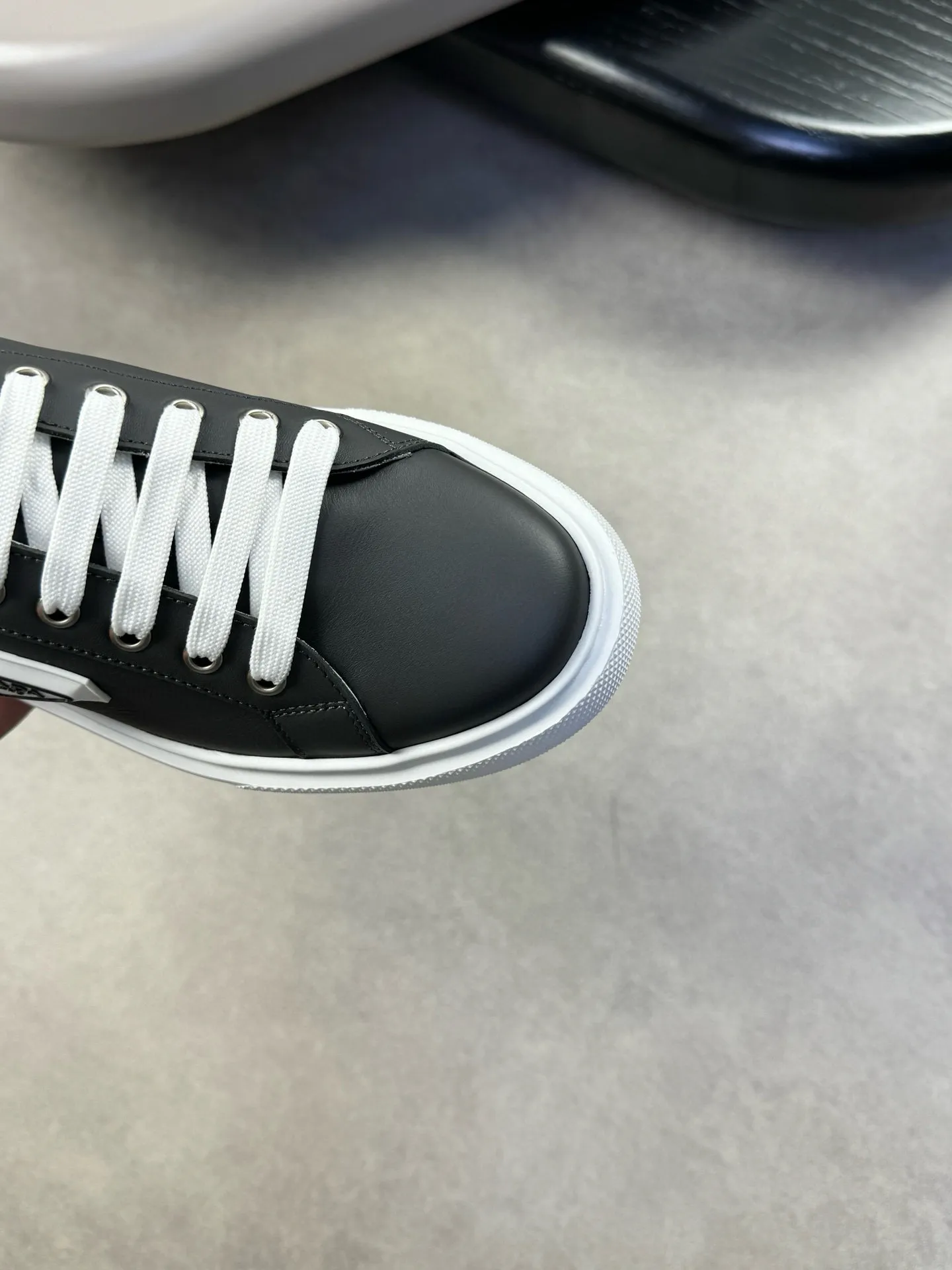 Men's shoes 💰P420💰[PRADA] Prada - High-end quality original order - Upper: original 🔝 Nappa calfskin, shoe body sewn with brand plastic LOGO - Inner: water-dyed cowhide - Outsole: original TPU rubber foam; molded outsole - Super high quality control, fine workmanship: highlighted (high-end, luxury, grade) -Size: 39-44 (38, 45, can be customized)